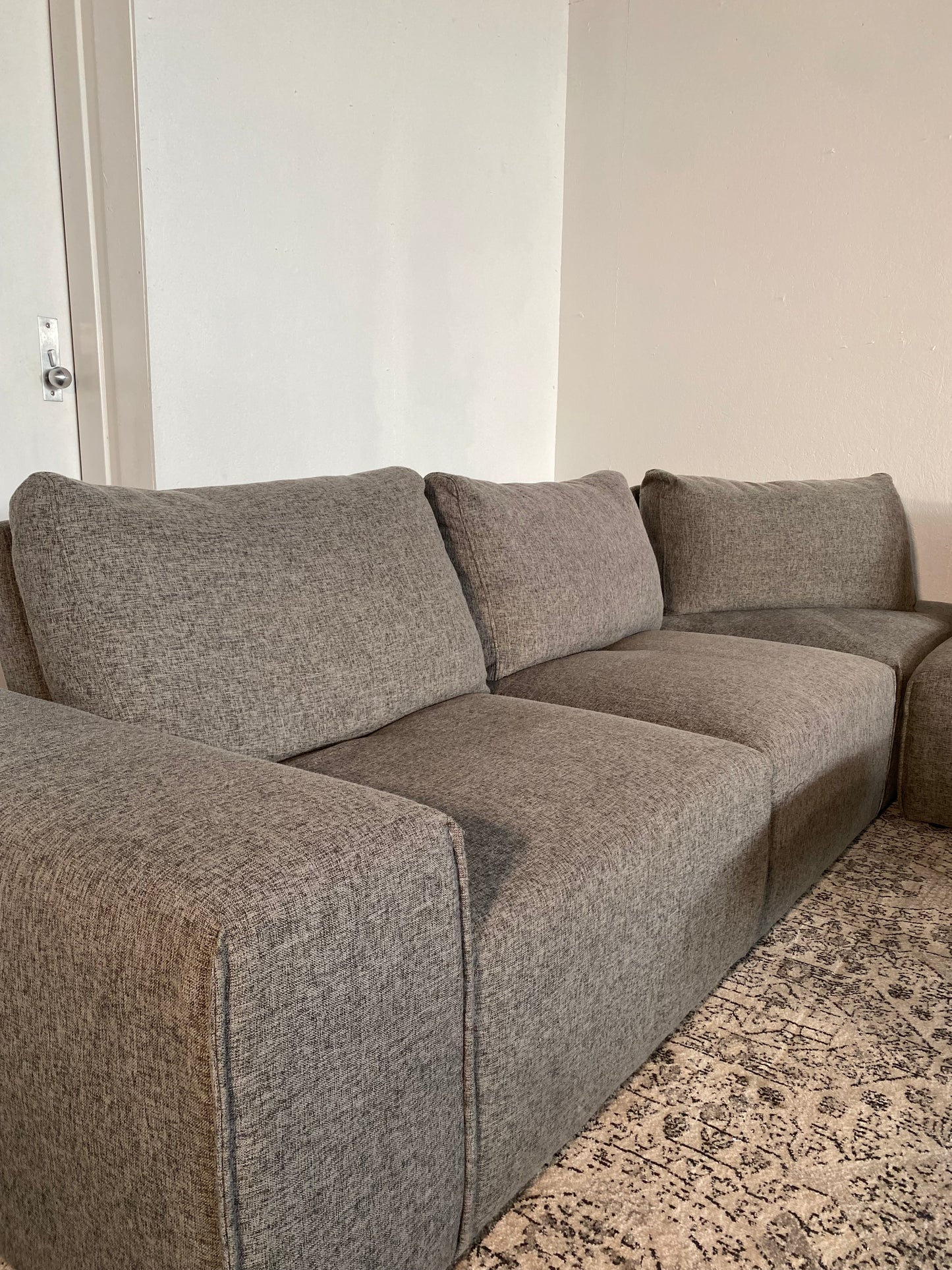6-Piece Rooms-To-Go Laney Dark Grey Sectional