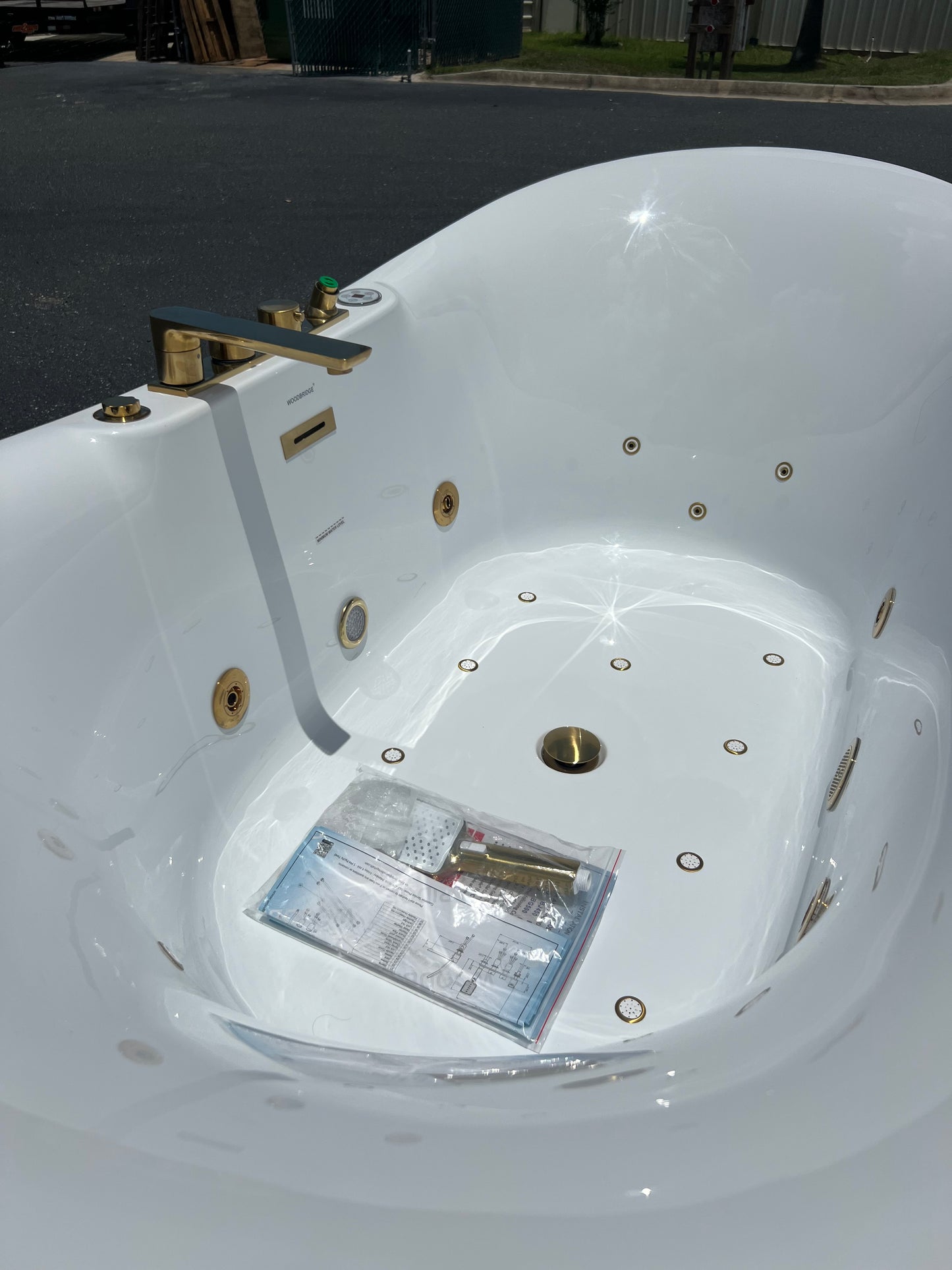 NEW Whirlpool Woodbridge Acrylic Jacuzzi Tub