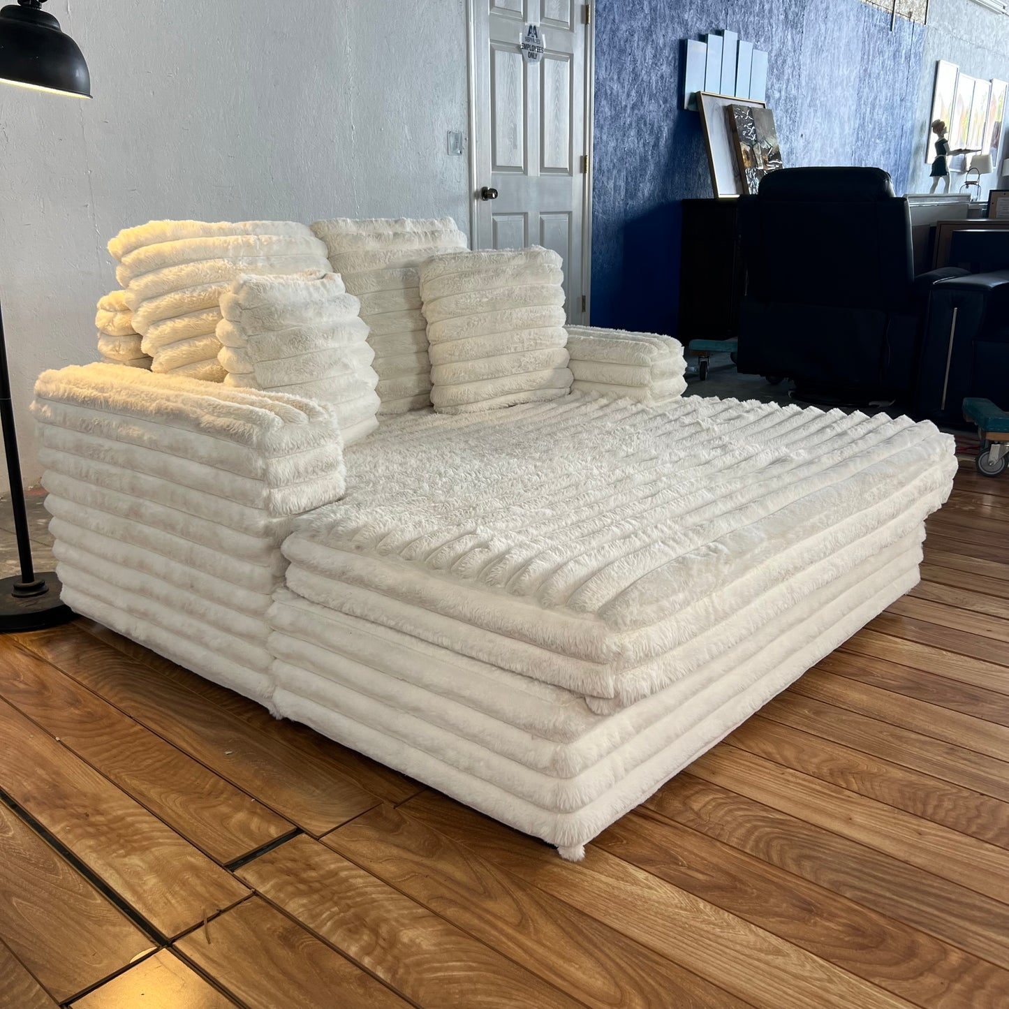 LIKE-NEW White House”Fluffy Corduroy” Chaise Lounge