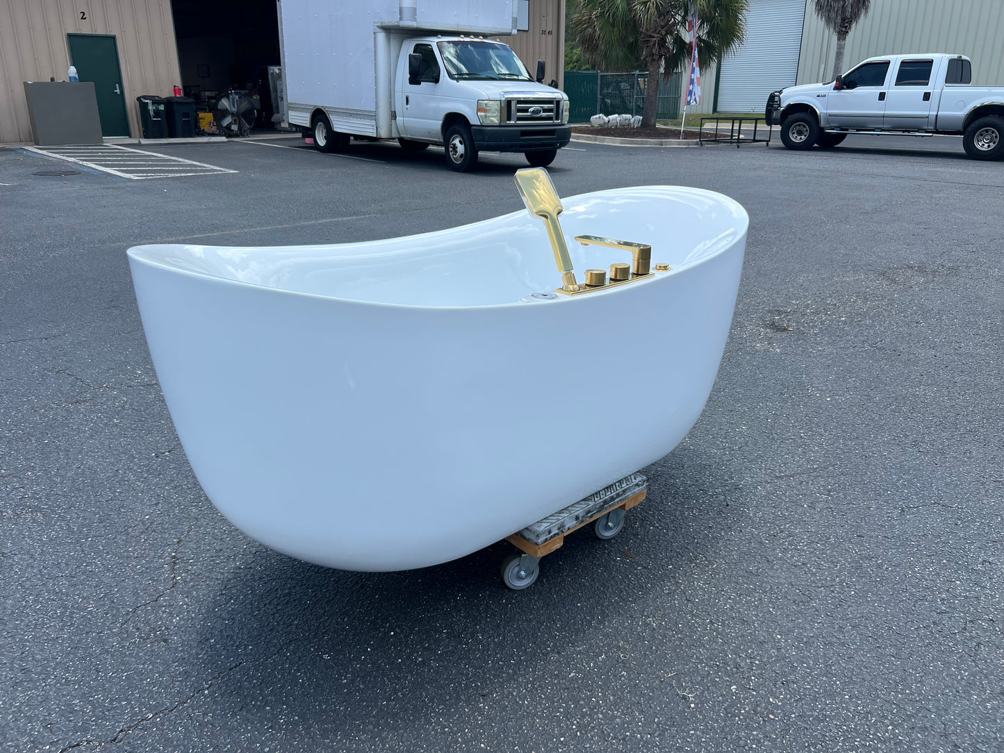 NEW Whirlpool Woodbridge Acrylic Jacuzzi Tub