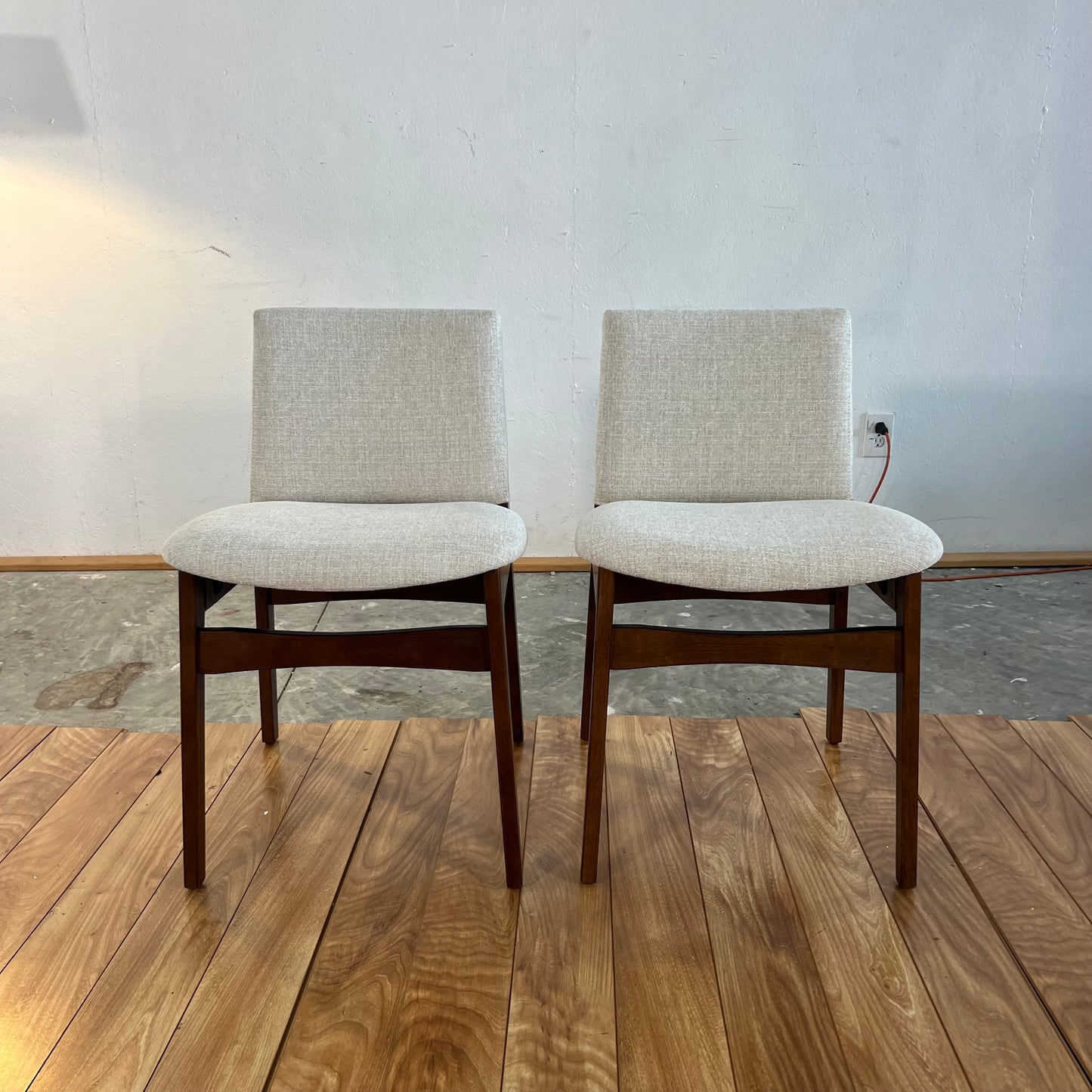 NEW Article Nosh Upholsterd Dinimg Chair Set