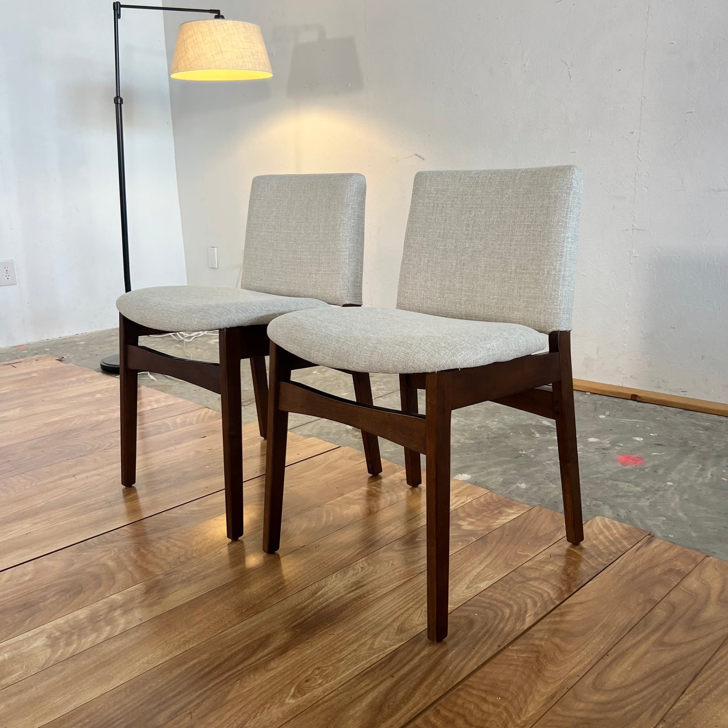 NEW Article Nosh Upholsterd Dinimg Chair Set